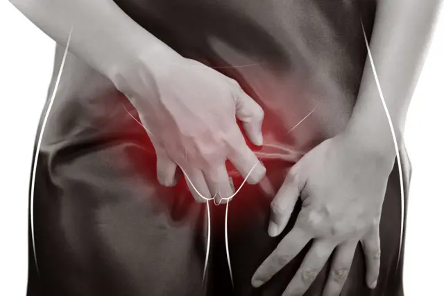 امرأة تضع يدها على منطقة الرحم، مع إشارة حمراء تظهر مكان الألم