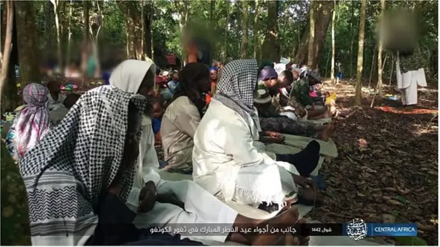 Des militants IS en RDC marquent l'Aïd al-Fitr sur des images publiées le 13 mai.