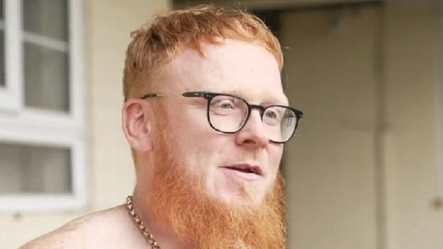 約翰·格拉德溫戴著眼鏡