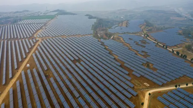 Çin'in Şanşi bölgesinde bulunan bir 'güneş enerjisi tarlası'