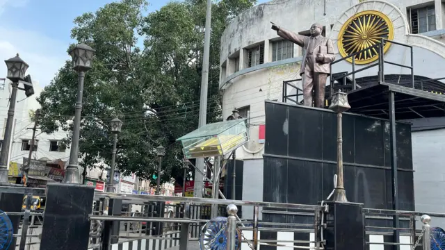 परभणीतील डॉ. बाबासाहेब आंबेडकर यांच्या पुतळ्यासमोरील संविधान प्रतिकृतीची नासधूस करण्यात आली होती. नंतर ही प्रतिकृती पुन्हा बसवण्यात आली.