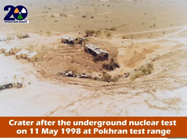 पोखरण चाचणीनंतर त्या साईटवर असा खड्डा पडला.