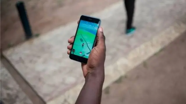 Ọkunrin kan to n tẹ foonu rẹ.