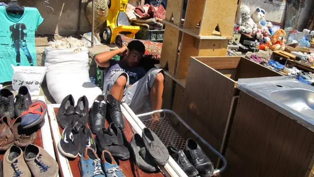 Fəhlələr iş üçün ayaqqabı və paltarları buradan alırlar