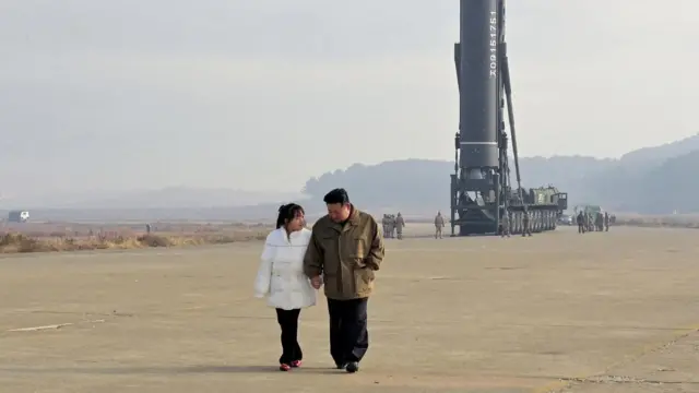 2022년 11월 19일 공개된 사진에서 김정은 북한 국무위원장이 그의 딸과 함께 대륙간탄도미사일(ICBM) 앞을 걸어 나오고 있다