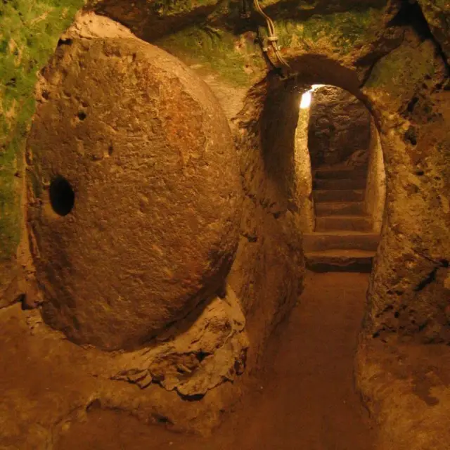 Batu-batu bundar seberat setengah ton menghalangi pintu akses di antara setiap 18 tingkat dan batu-batu tersebut hanya dapat dipindahkan dari dalam. 