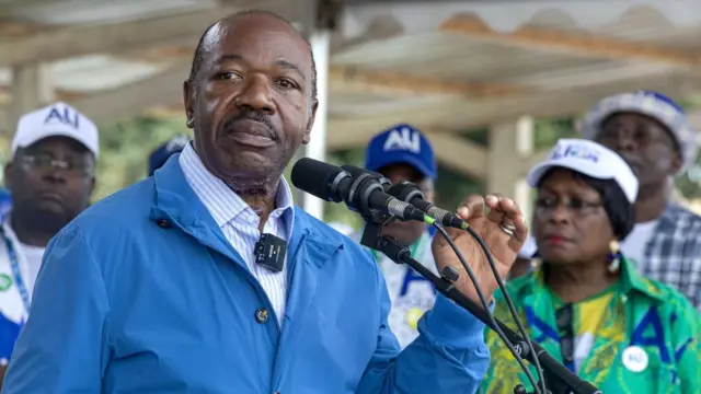 علی بونگو روز شنبه خودش را پیروز انتخابات اعلام کرد، در حالی که مخالفان او را به تقلب متهم می‌کنند