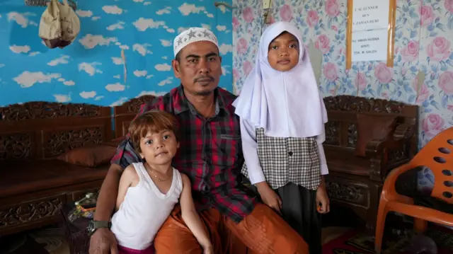 Kini Sausan hidup bersama ayahnya, T. Zaman Huri, abang laki-lakinya, dan adik perempuannya.