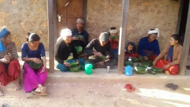 टपरीमा खाना खादैँ