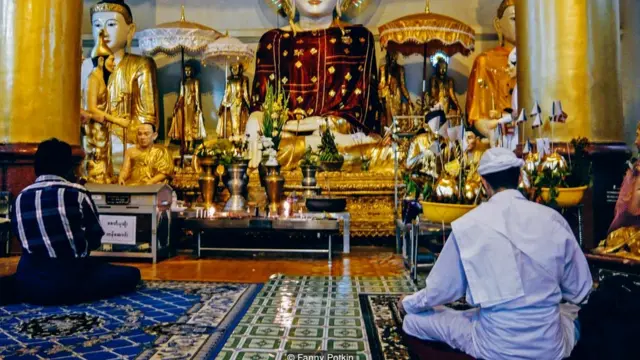 Считается, что маги черпают свою силу из буддистских учений, заклинаний и алхимии