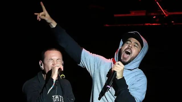 Mike Shinoda y Bennington en concierto.