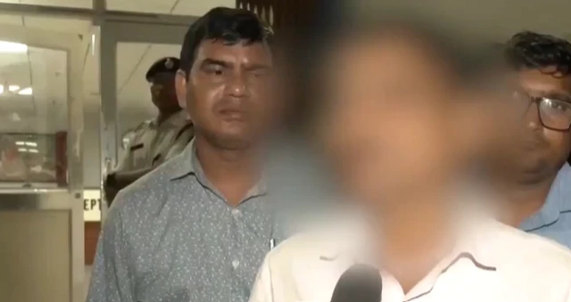 মৃত ছাত্রীর বাবা কথা বলছেন সংবাদ মাধ্যমের সঙ্গে - সোমবার তোলা ছবি