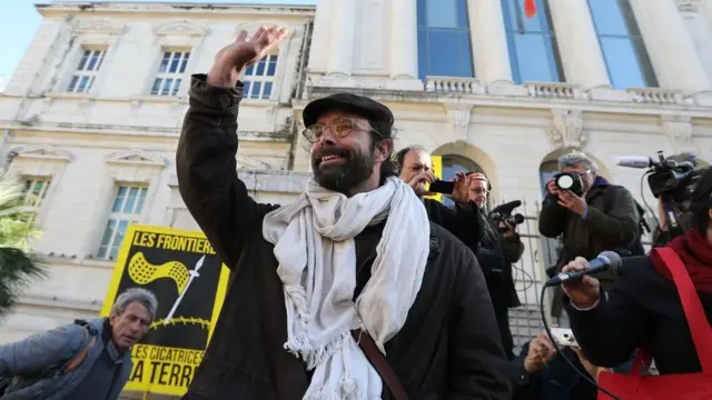 Cedric Herrou wuxu caawiyey oo gurigiisa ku soo dhaweeyey tahriibayaal ay da'yar ku jiraan