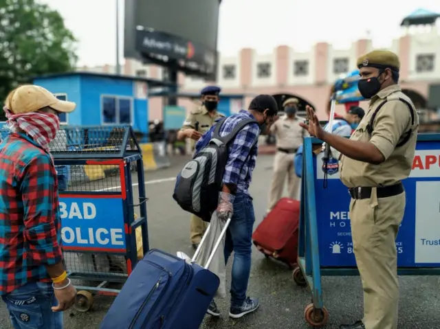 సికింద్రాబాద్ రైల్వే స్టేషన్‌ వద్ద ప్రయాణీకులు