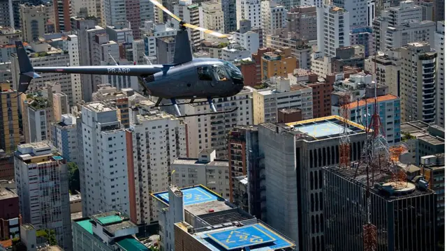 Helicóptero sobrevoa São Paulo