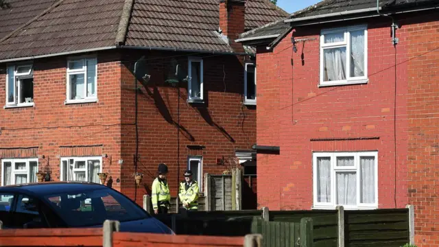 İngiliz polisi, ailenin daha önce yaşadığı Fallowfield'deki evde arama yapıyor.
