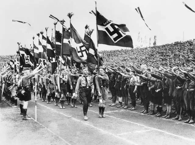 Jovens participando de marcha nazista em Berlim, em 1934, em foto em preto e branco