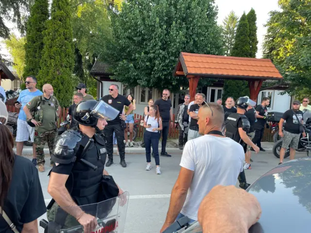 Policija i demonstranti u Kosjeriću