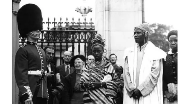 Akenzua II, Oba Bini na obi eze Buckingham