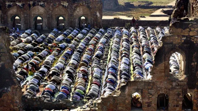 फ़िरोज़शाह कोटला मस्जिद में नमाज़ पढ़ते हुए लोग