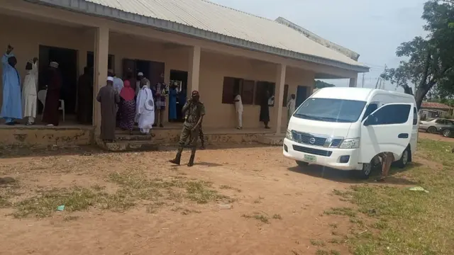 Goment officials for di school