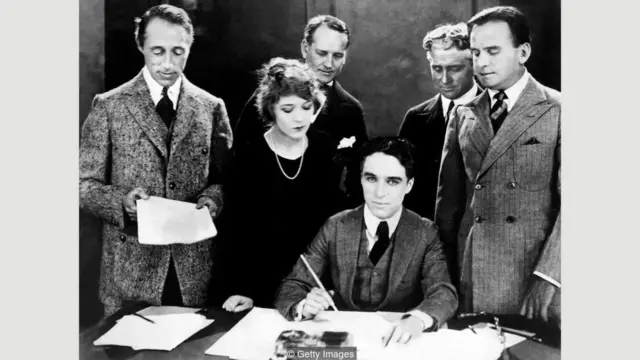 Para pendiri United Artists pada 17 April, 1919 (kiri ke kanan di deretan depan: DW Griffith, Pickford, Chaplin dan Fairbanks).