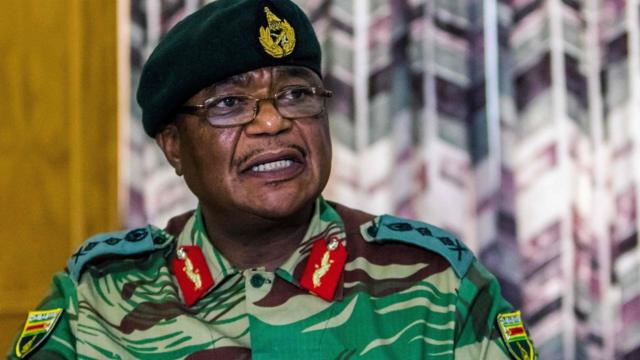 津巴布韦国防军总司令康斯坦丁奇文加警告军方可能进行军事干预。