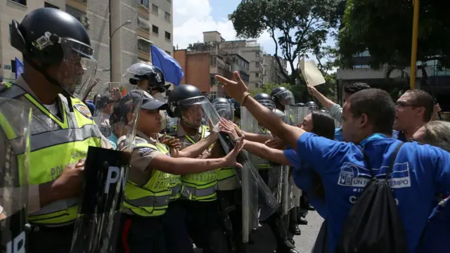 Manifestantes frente a la policía