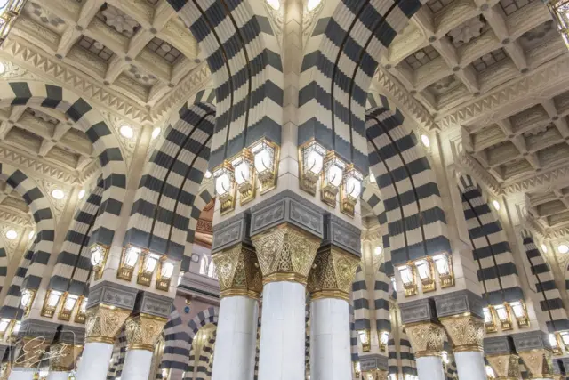 Kayatattun fitilu kan wasu ginshikai na cikin masallaci