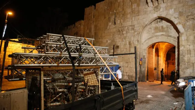 الاحتفال بإزالة البوابات الإلكترونية4- الشاحنات في الطريق خارج المنطقة