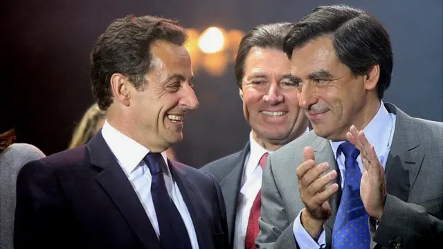 François Fillon (i buryo) yari umushikiranganji wa mbere kuri Perezida Nicolas Sarkozy (i bubamfu)