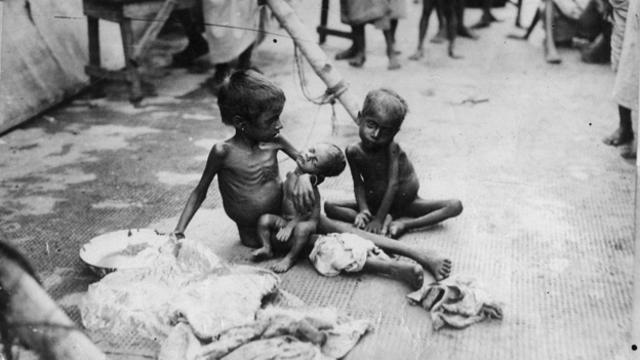 Crianças atingidas pela fome na Índia, em 1934