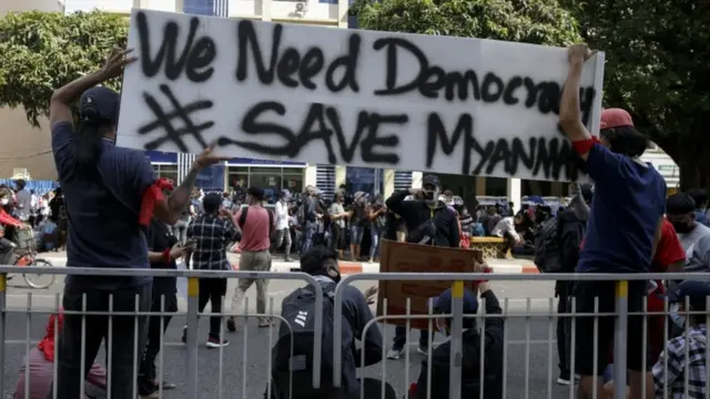المحتجون يريدون العودة للديمقراطية والحكم المدني.