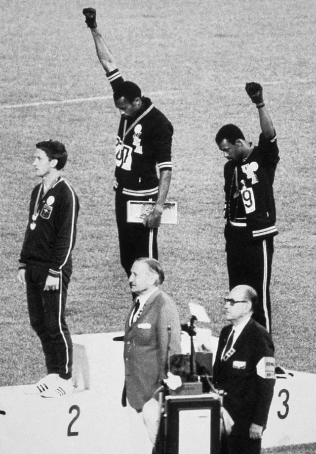 'બ્લૅક પાવર સેલ્યુટ' કરતા ટૉમી થૉમસ અને જૉન કાર્લોસ