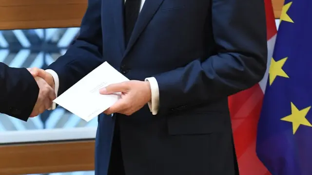 نماینده بریتانیا در اتحادیه اروپا نامه درخواست رسمی جدایی از این اتحادیه را به دونالد توسک داد