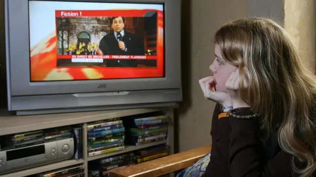 టీవీ చూస్తున్న అమ్మాయి