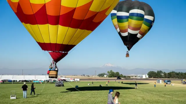 সূর্যগ্রহণের ঘটনা লাইভ স্ট্রীমিং এর জন্য ভিডিও ক্যামেরা সহ বেলুন ছাড়া হচ্ছে আকাশে।