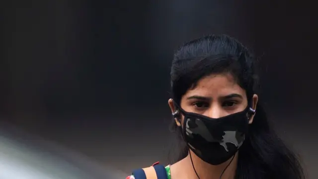 मास्क लगाए महिला