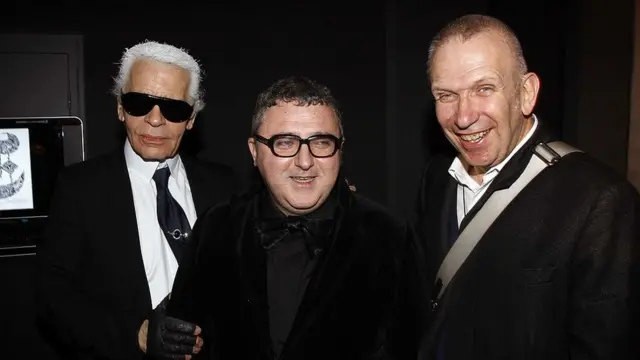 Вместе с дизайнерами Карлом Лагерфельдом и Жаном Полем Готье во время модного показа в Париже, февраль 2008 года.