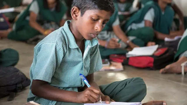 தமிழக மாணவர்களுக்கு புத்தக சுமை இனி இல்லை, வருகிறது கையடக்க கூட்டணி