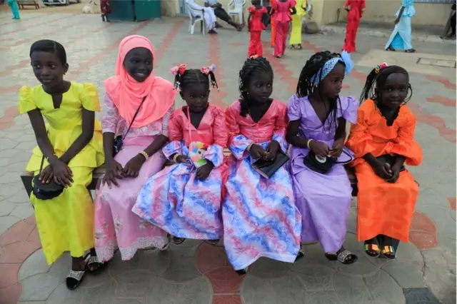 Des filles portant des vêtements neufs sont photographiées le premier jour de l'Aïd al-Adha à Dakar.