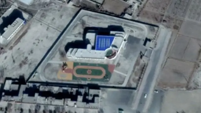 ஜின்ஹே கவுண்ட்டி யூயி மழலையர் பள்ளியில் 700 குழந்தைகளுக்கான இடவசதி உள்ளது. அதில் 80 சதவீதம் பேர் ஜின்ஜியாங்கின் சிறுபான்மை இனங்களைச் சேர்ந்தவர்கள்.