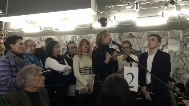 Ксения Алферова задает вопрос