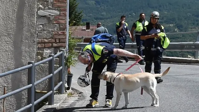 Socorristas con perros detectores en Accumoli