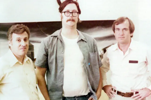 Douglas (der.) y Robert Ressler (izq.), junto con Edmund Kemper