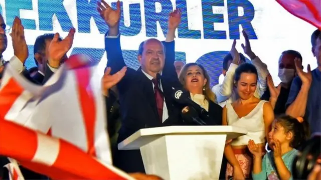 إرسين تتار يحتفل بفوزه الانتخابي