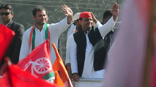 రోడ్ షోలో రాహుల్ గాంధీ, అఖిలేష్ యాదవ్