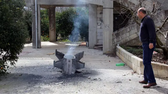 بقایای موشکی که امروز دهم فوریه در جنوب لبنان در نزدیکی مرز سوریه افتاده است