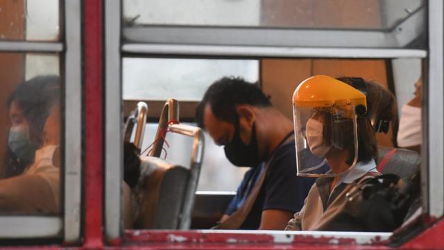 คนใส่หน้ากากอนามัยบนรถเมล์