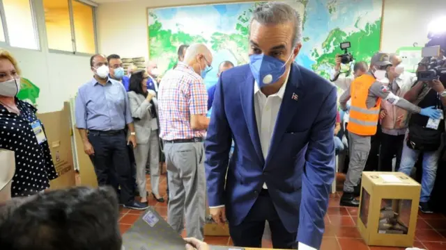 Luis Abinader durante la votación.